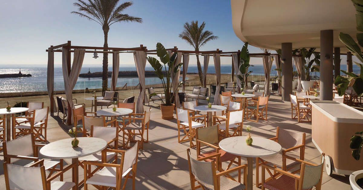 Een foto van het terras bij ME Sitges Terramar