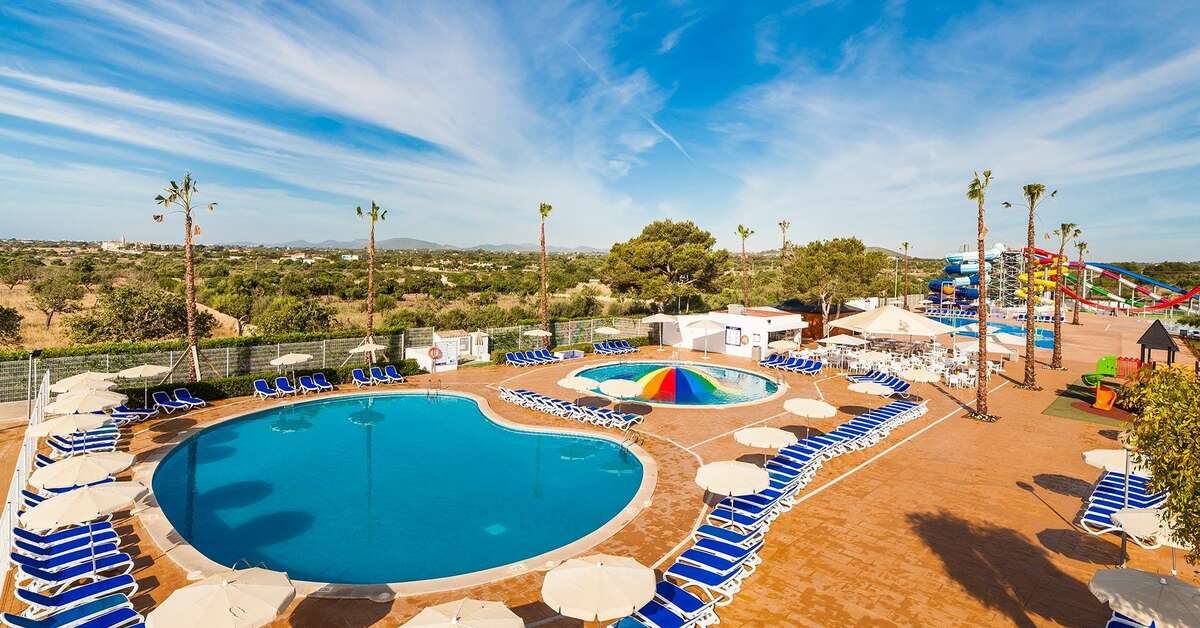 Een foto van het zwembad bij Globales Bouganvilla Aparthotel