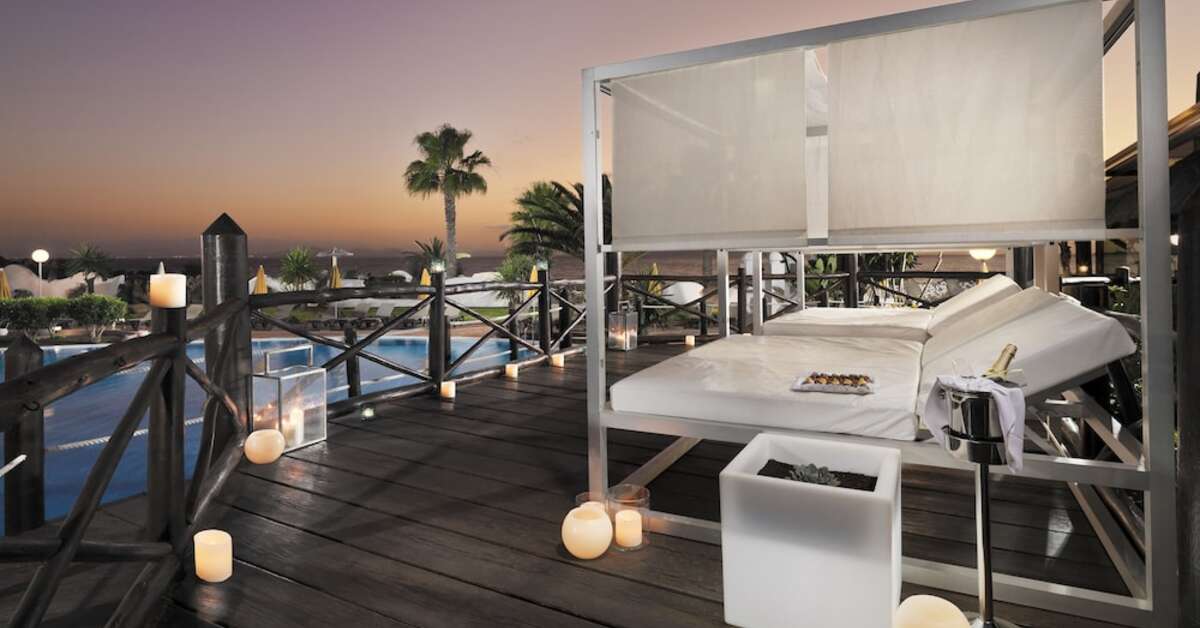Een foto van het terras bij H10 Timanfaya Palace