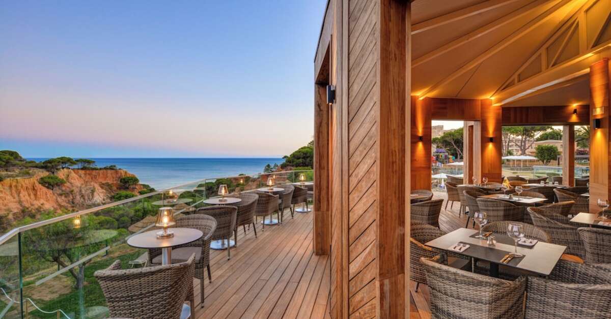 Een foto van het terras bij 3HB Falesia Mar