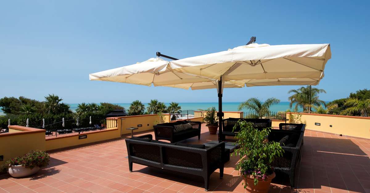 Een foto van het terras bij Baia di Ulisse Wellness & Spa