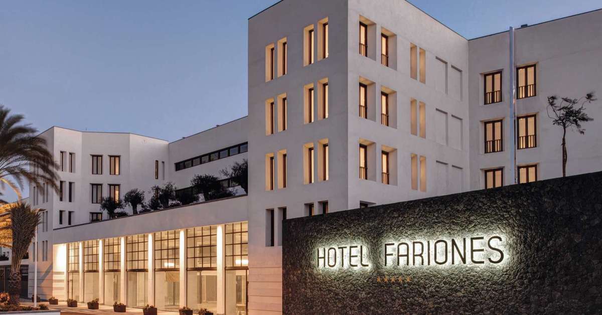 Een foto van de buitenkant van Hotel Los Fariones