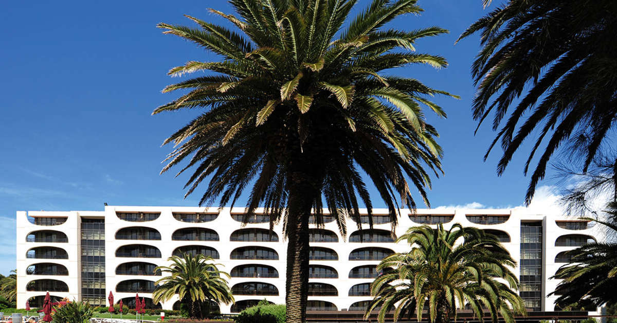 Een foto van de buitenkant van Vila Gale Cascais