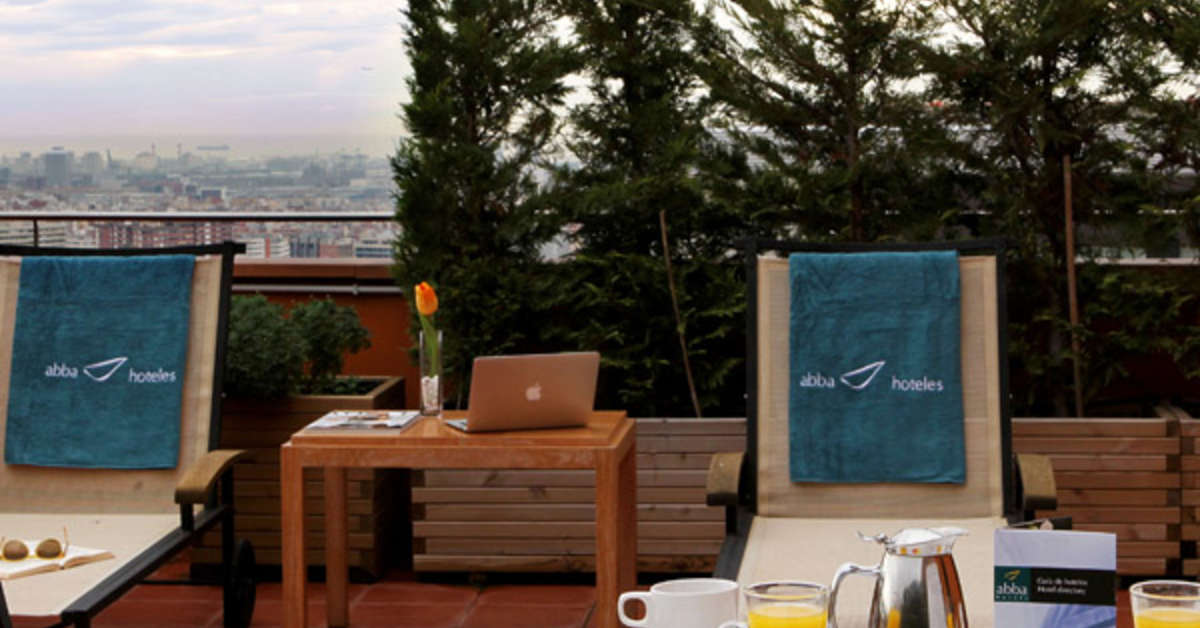Een foto van het terras bij Abba Garden Hotel