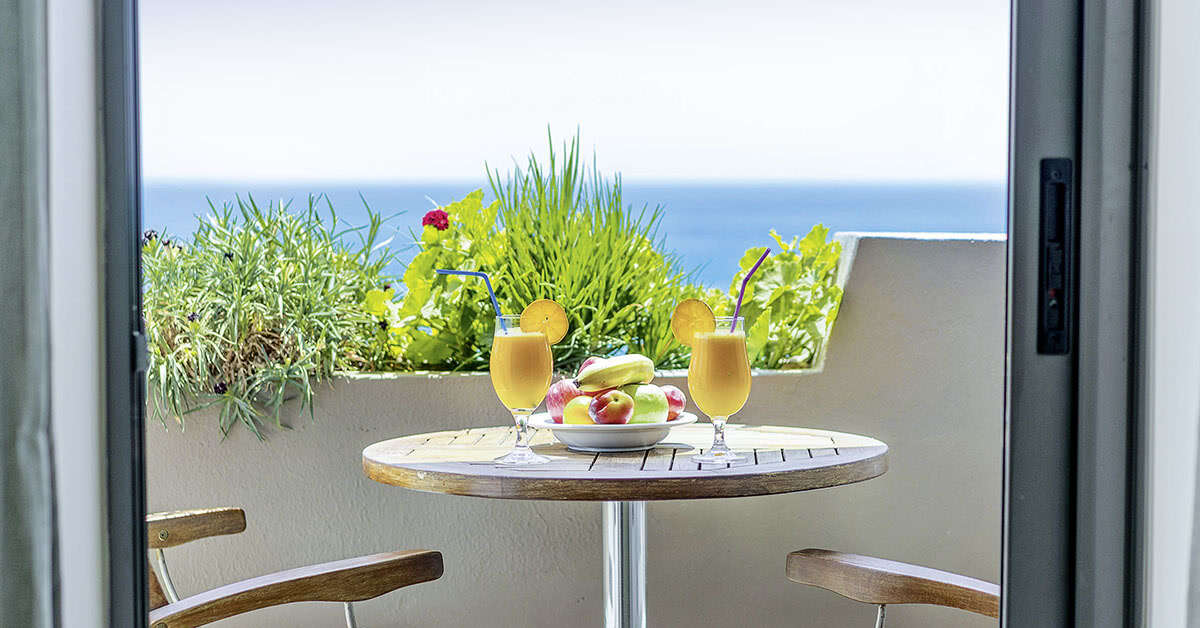 Een foto van het terras bij Alianthos Beach Hotel