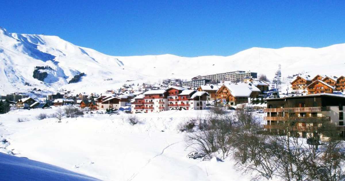 Een foto van de buitenkant van Les Chalets des Cimes