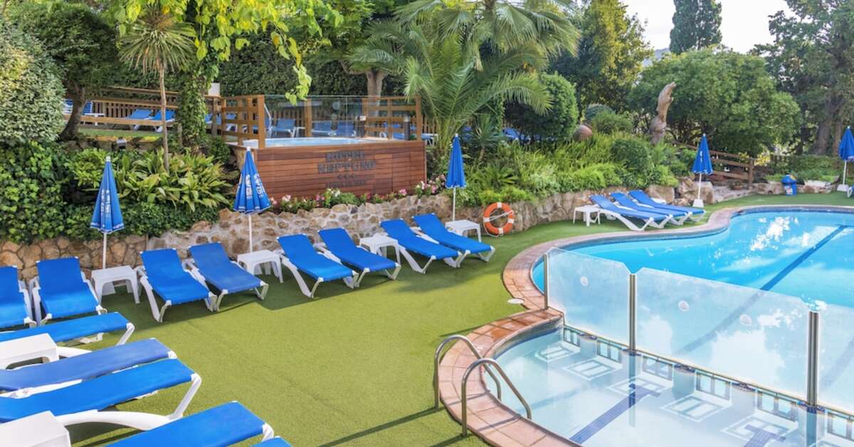 Een foto van het zwembad bij Hotel GHT Neptuno