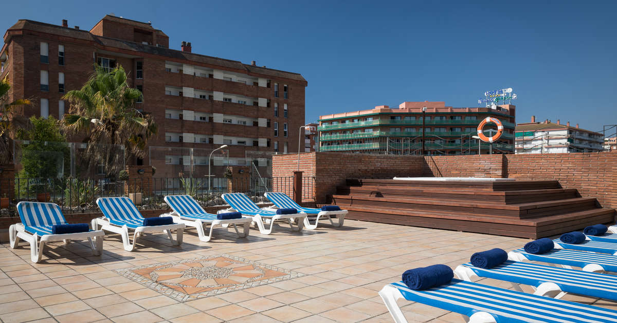 Een foto van het terras bij H-Top Hotel Palm Beach