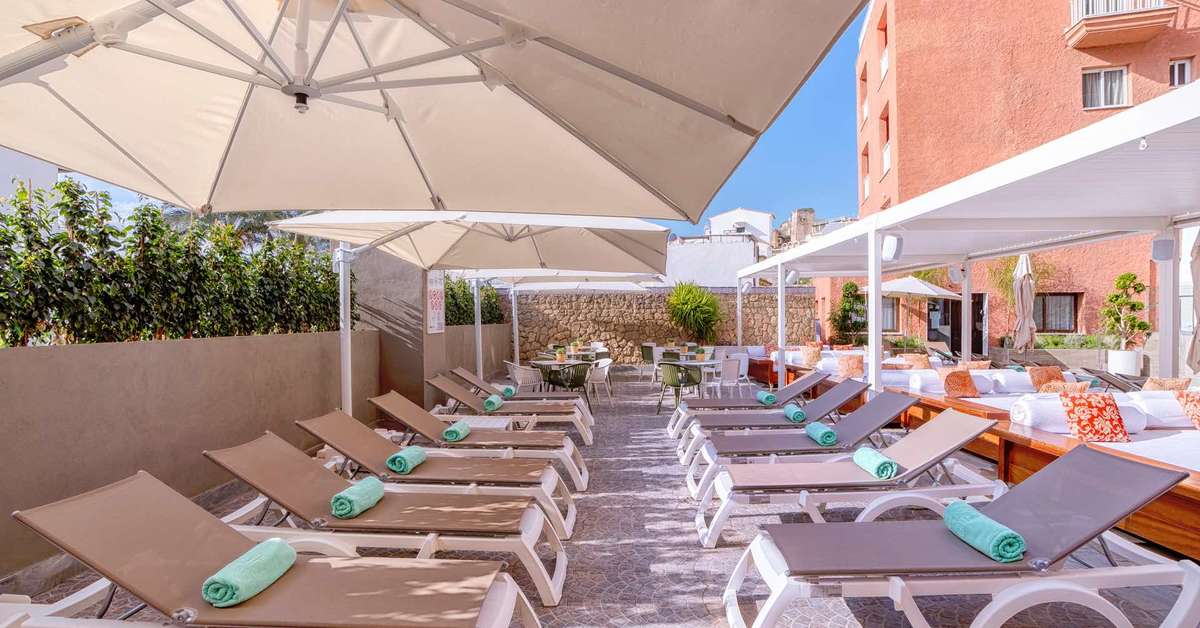 Een foto van het terras bij Hotel Fenix Torremolinos