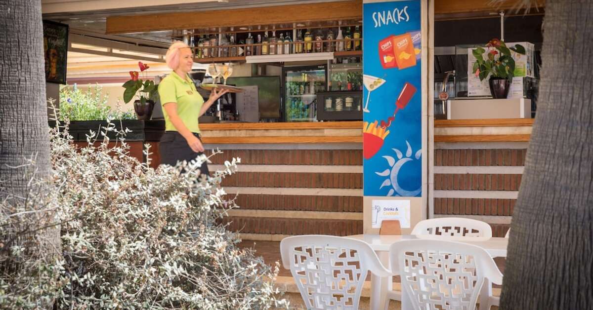 Een foto van het terras bij H-Top Royal Sun