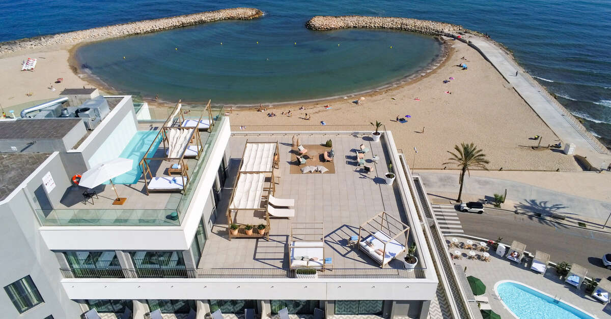Een foto van de buitenkant van ME Sitges Terramar