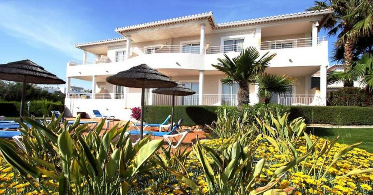 Een foto van de buitenkant van Clube Porto Mos