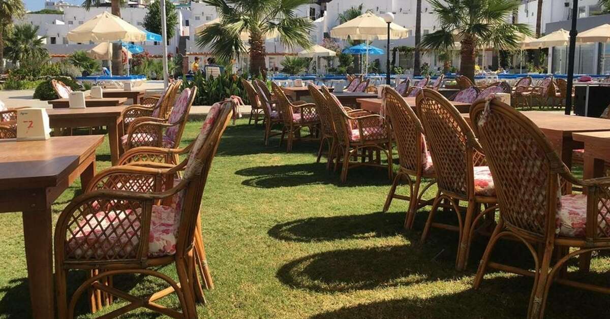 Een foto van het terras bij Nagi Beach Hotel
