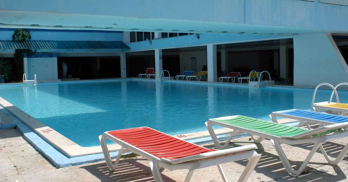 Ein Foto vom Pool im MarAzul Hotel