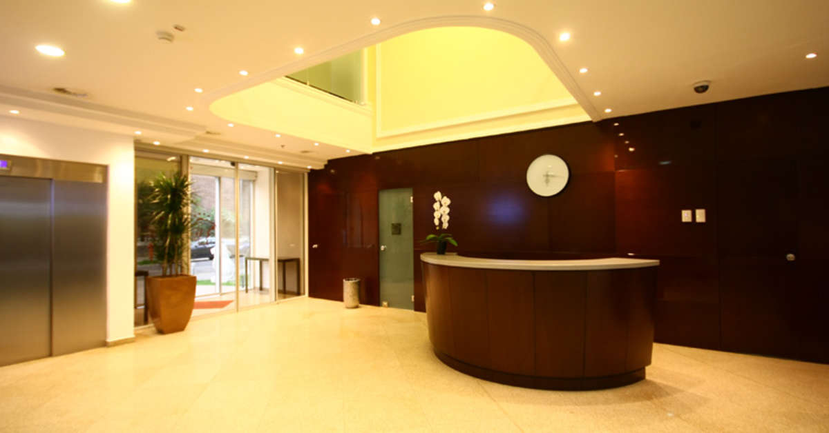Een foto van het interieur van Lions Garden Hotel