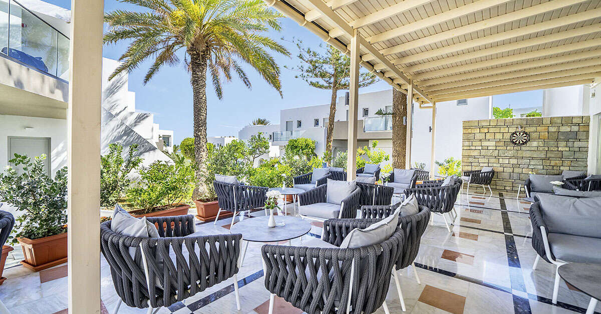 Een foto van het terras bij Adele Beach Hotel