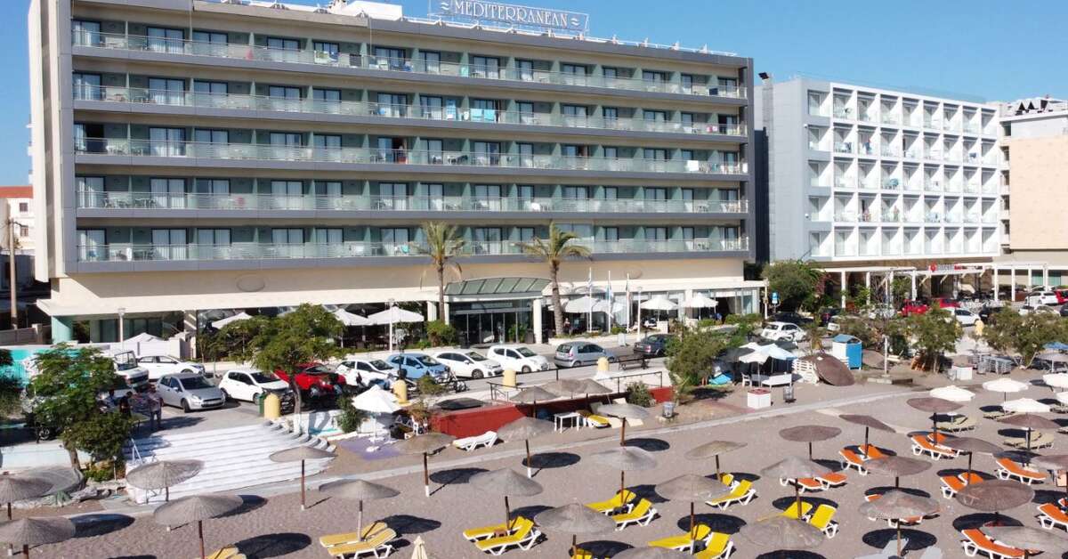 Een foto van het strand bij Mediterranean Hotel