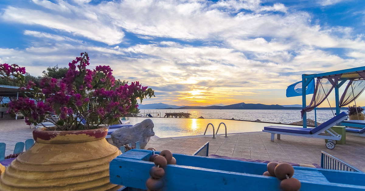 Een foto van het terras bij Venus Beach Hotel
