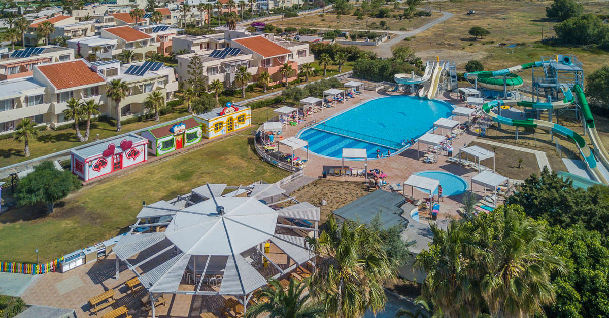 Een foto van het zwembad bij Kipriotis Village Resort