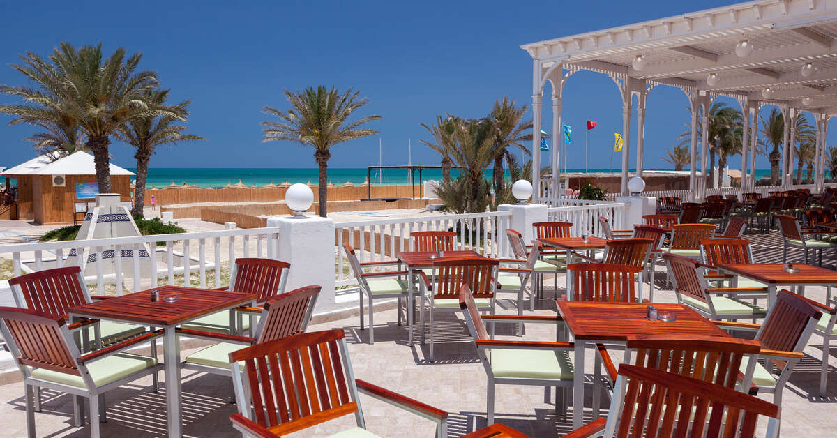 Een foto van het terras bij Calimera Yati Beach