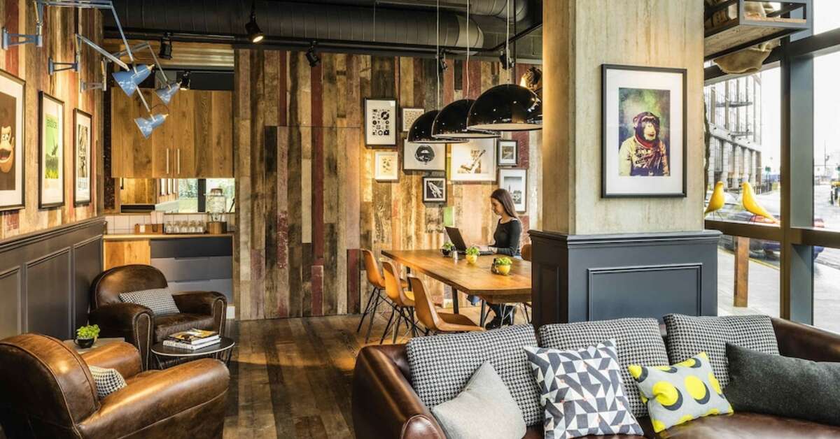 Een foto van het interieur van Novotel London Canary Wharf