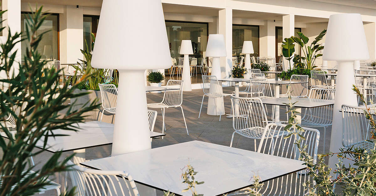 Een foto van het terras bij AluaSoul Ibiza