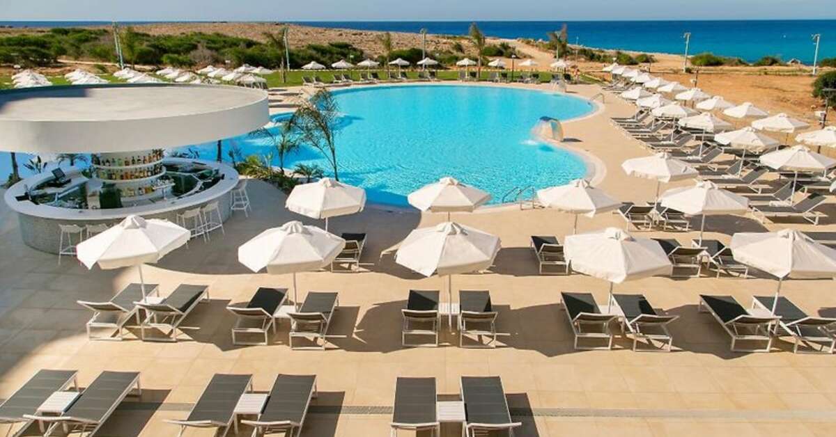Een foto van het zwembad bij Nissi Beach Resort