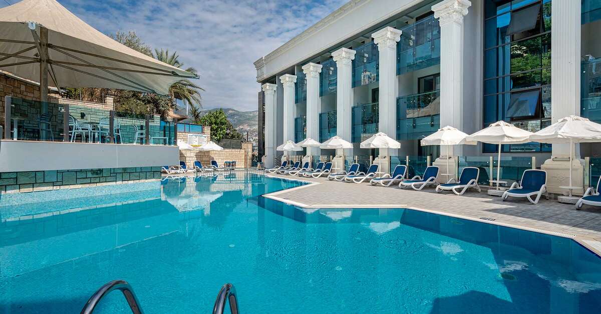 Een foto van het zwembad bij Kaptan Hotel