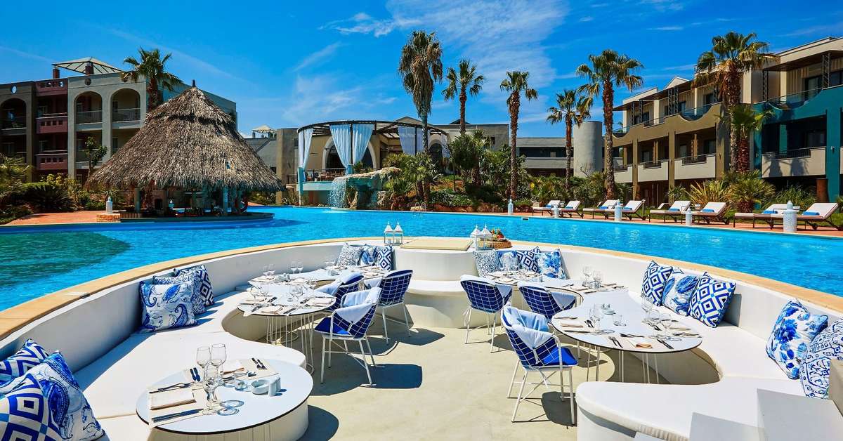 Een foto van het terras bij Ilio Mare Hotel