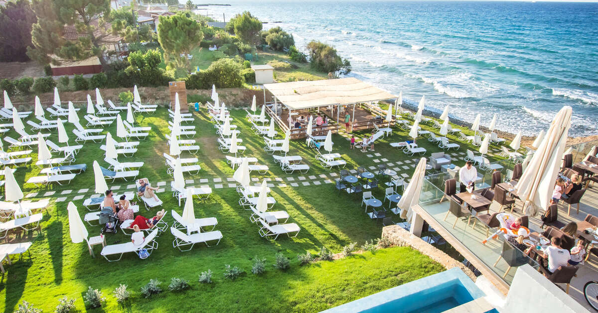 Een foto van het terras bij Golden Coast Resort