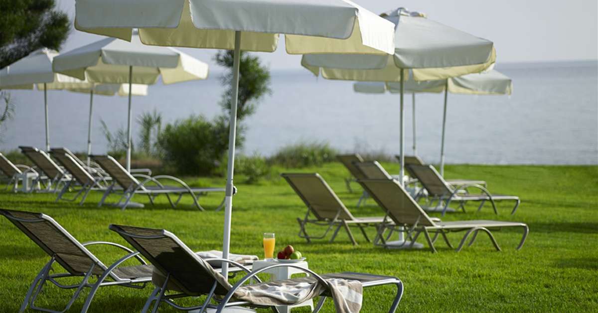Een foto van het terras bij TUI Blue Atlantica Sea Breeze