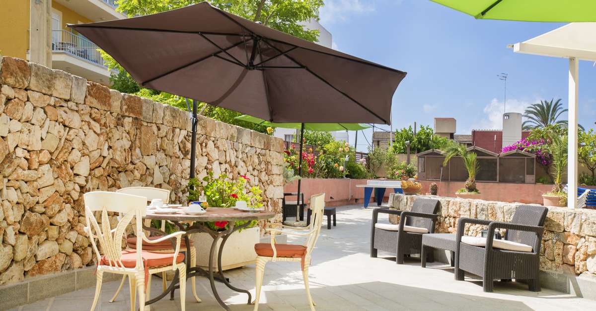Een foto van het terras bij Sutimar Hostal