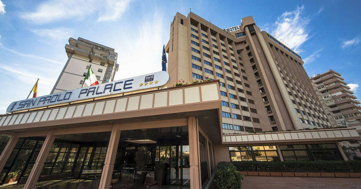 Een foto van de buitenkant van San Paolo Palace Hotel