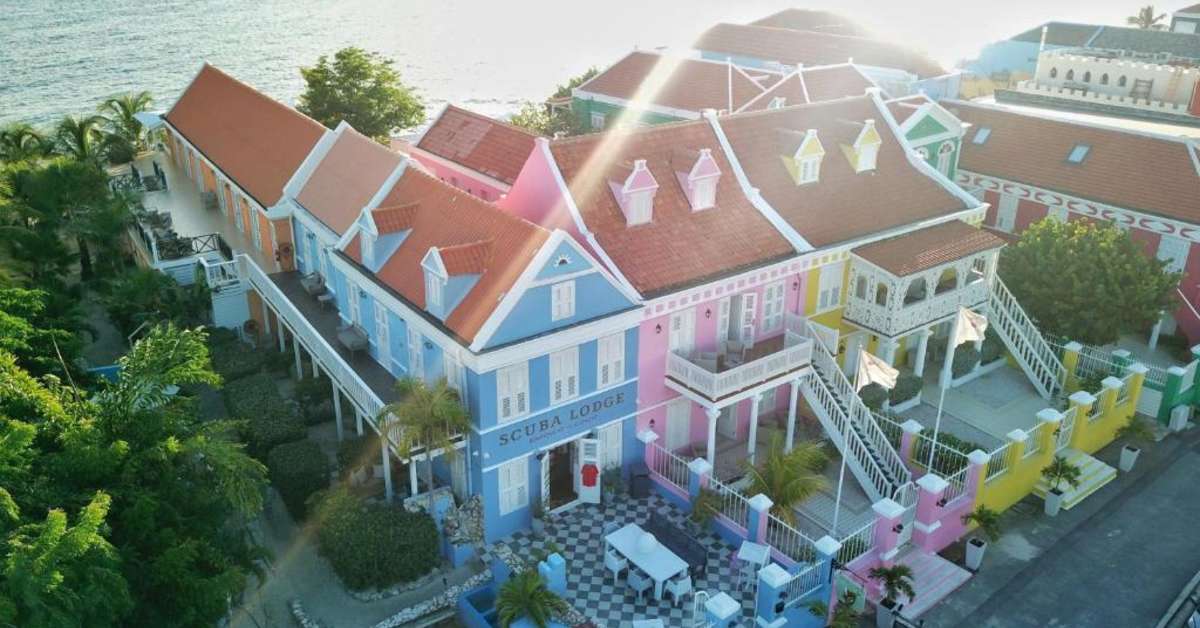 Een foto van de buitenkant van Scuba Lodge Boutique Hotel & Ocean Suites