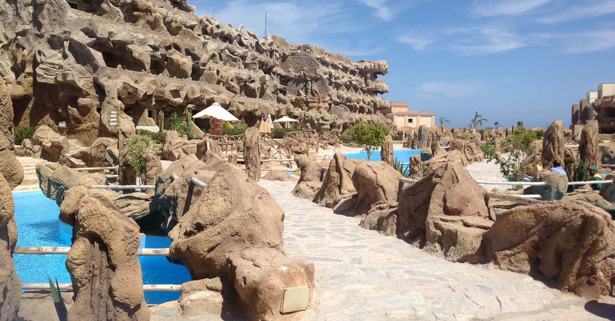 Een foto van het zwembad bij Caves Beach Resort