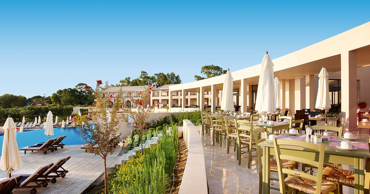 Een foto van het terras bij Atlantica Eleon Grand Resort & Spa