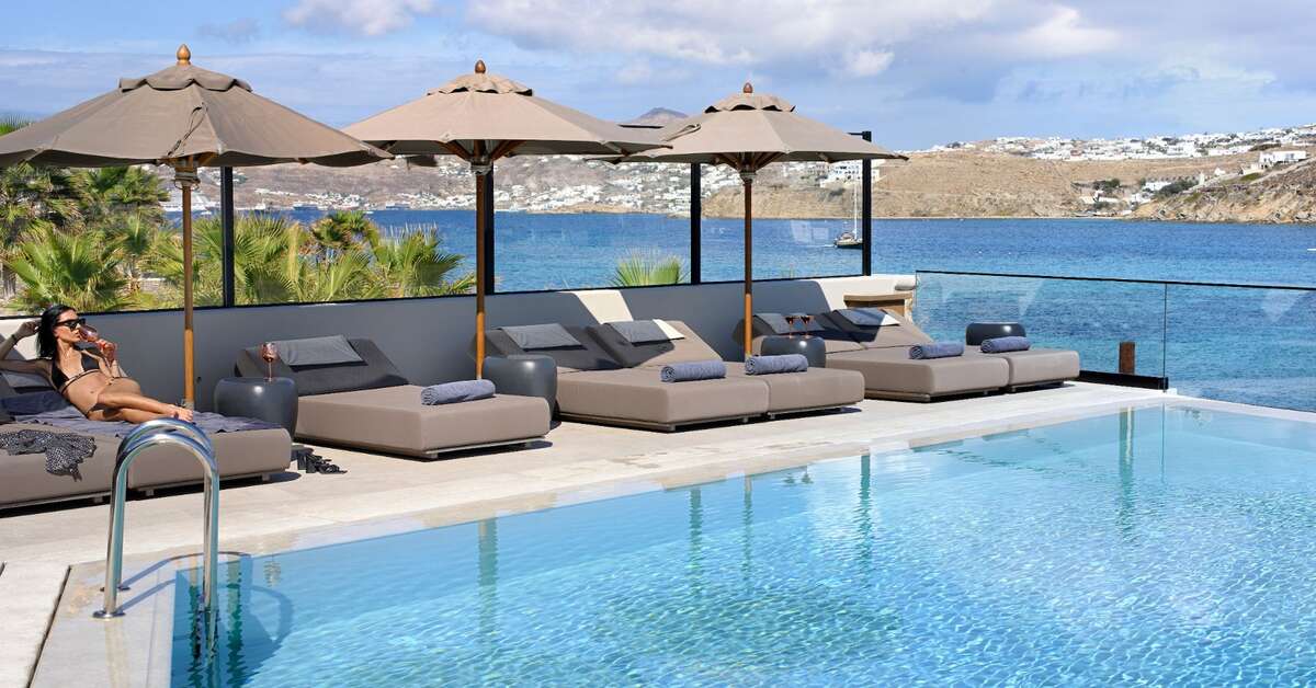 Een foto van het zwembad bij Aeonic Suites & Spa