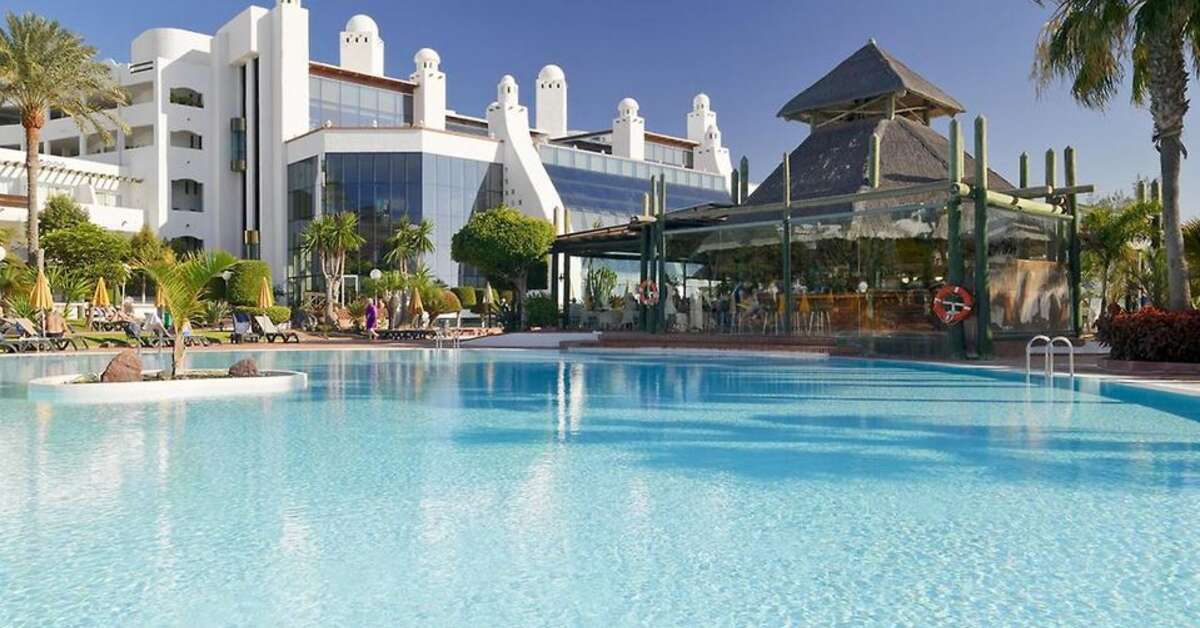 Een foto van het zwembad bij H10 Timanfaya Palace