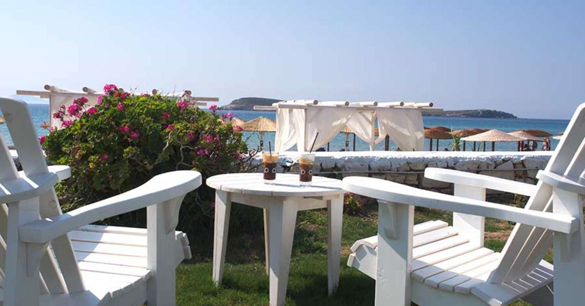 Een foto van het terras bij Amaryllis Paros Beach Hotel
