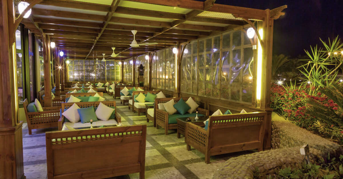 Een foto van het terras bij Pharaoh Azur Resort