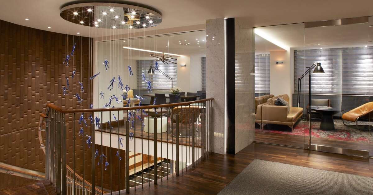 Ein Foto Fifty Hotel & Suites by Affinia