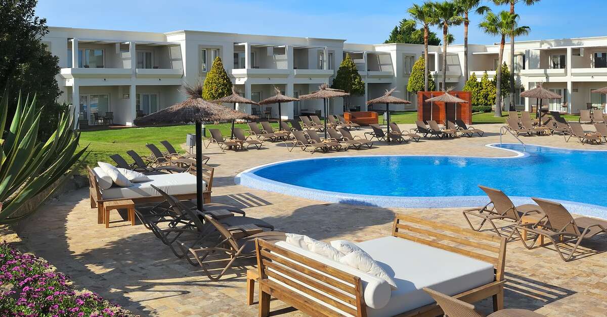 Een foto van het zwembad bij Vincci Costa Golf