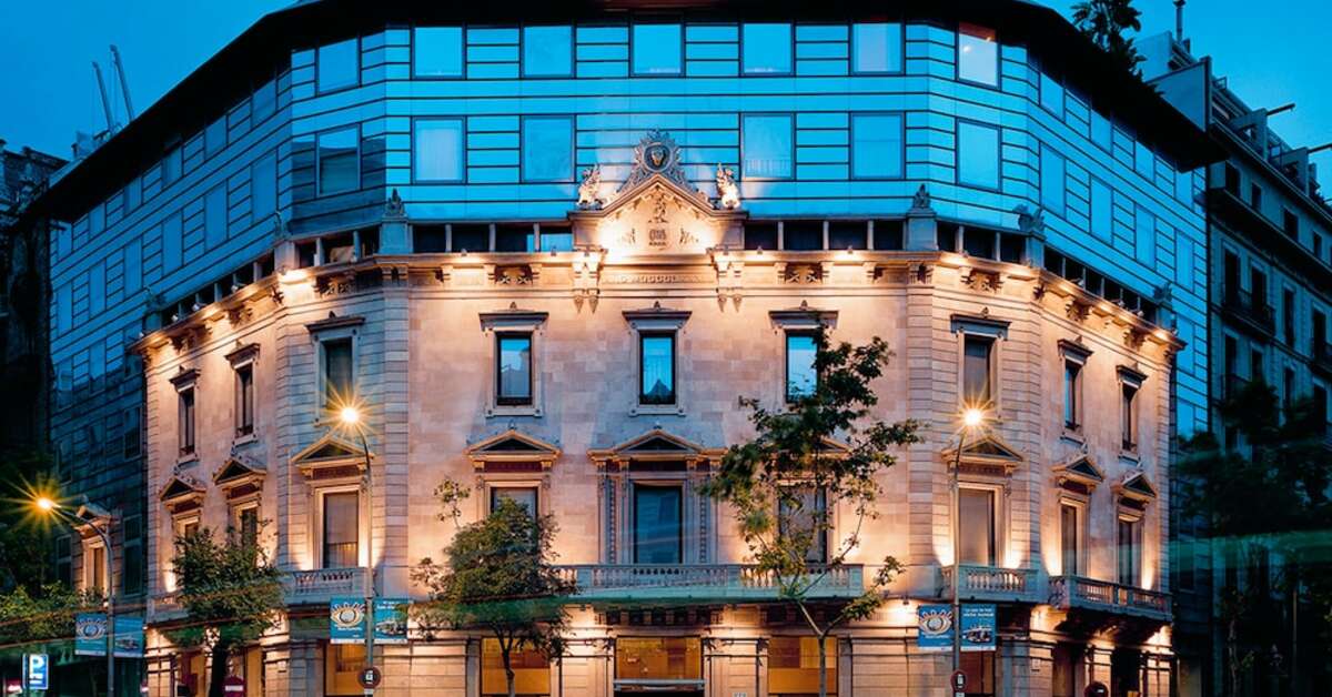 Ein Foto von der Außenansicht des Claris Hotel & Spa