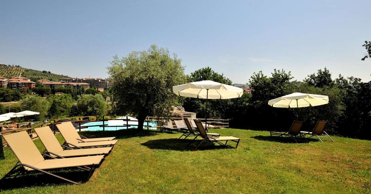 Een foto van het terras bij Hotel La Meridiana