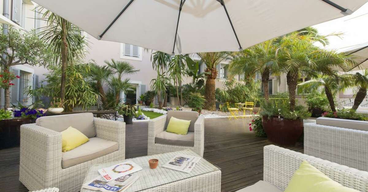 Een foto van het terras bij Hotel Beau Rivage