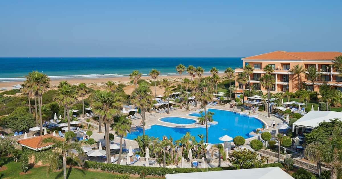 Een foto van het zwembad bij Hipotels Barrosa Palace & Spa