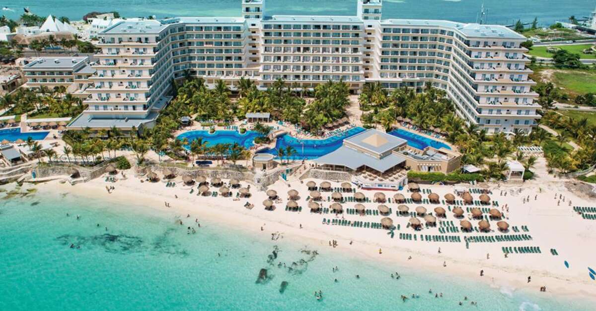 Een foto van het zwembad bij Riu Caribe