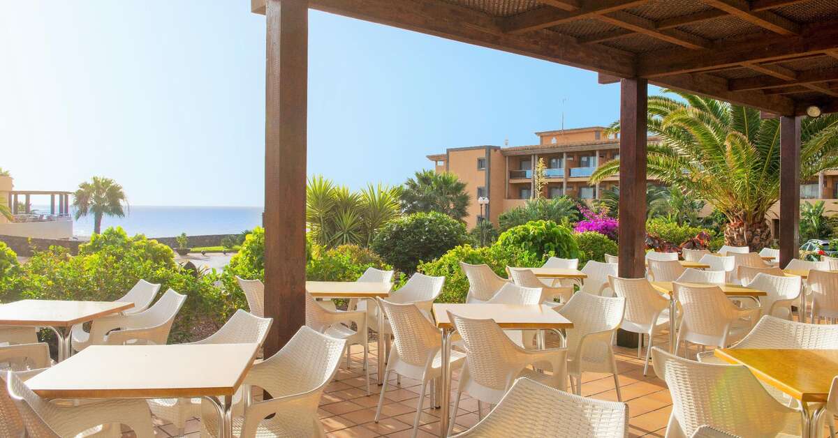 Een foto van het terras bij Iberostar Waves Gaviotas Park
