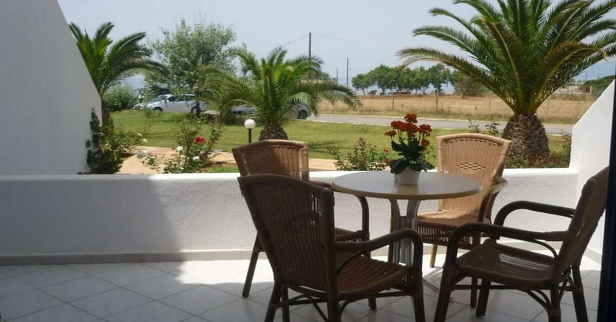 Een foto van het terras bij Hotel Oasis