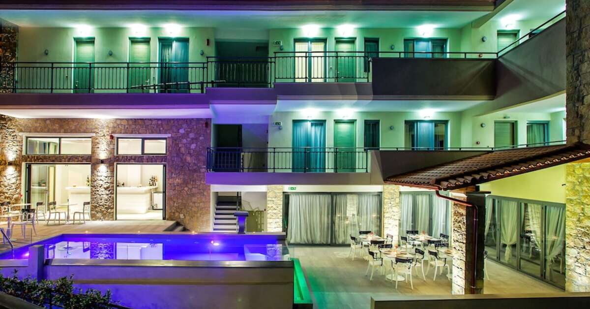 Een foto van het zwembad bij Core Hotels